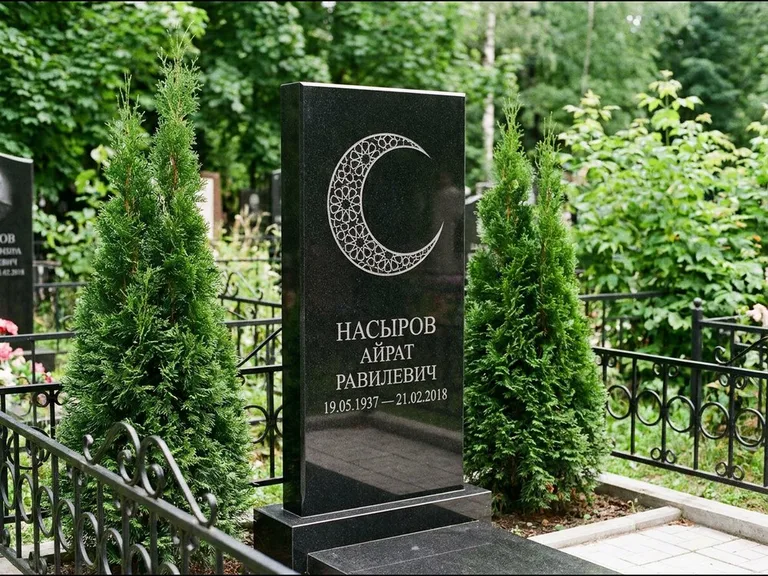 Памятник с гравировкой полумесяца — гравировка полумесяца в геометрическом орнаменте-гирихе, работа «Насыров» в Ростове-на-Дону