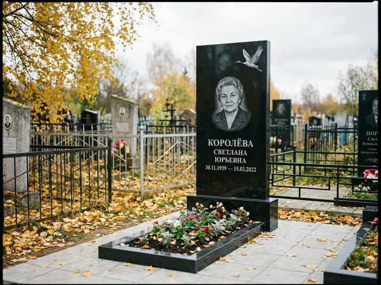 Памятник с гравировкой журавлей — белая гравировка клина журавлей, уходящего в верхний угол ст, работа «Королёва» в Ростове-на-Дону