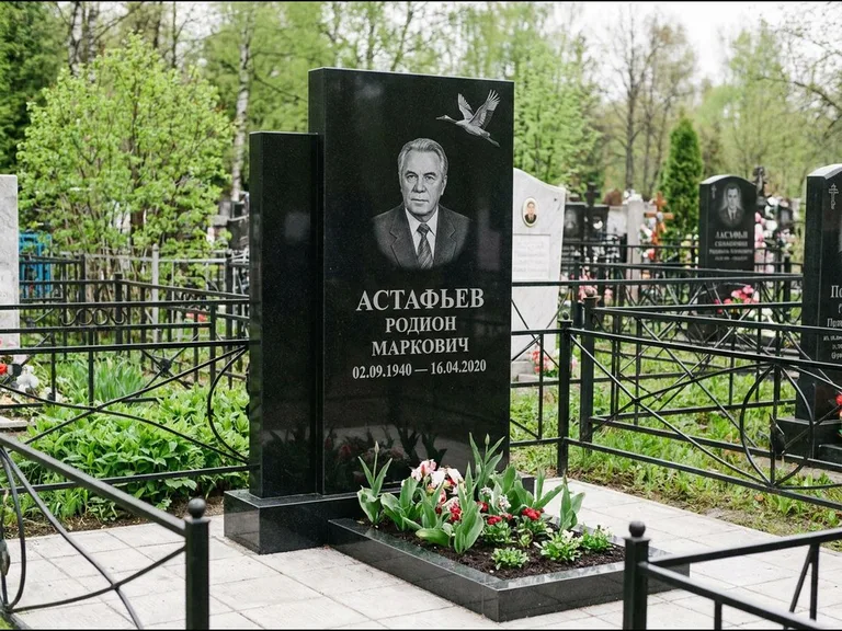 Памятник с гравировкой журавлей — гравировка одиночного летящего журавля над портретом, работа «Астафьев» в Ростове-на-Дону