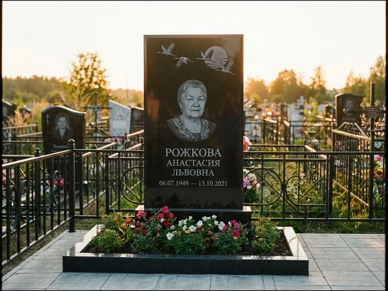 Памятник с гравировкой журавлей — гравировка клина журавлей на фоне солнечного диска, работа «Рожкова» в Ростове-на-Дону