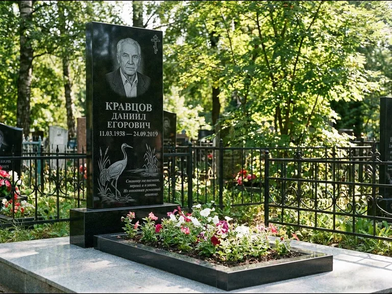 Памятник с гравировкой журавлей — гравировка журавля у камышей рядом с эпитафией, работа «Кравцов» в Ростове-на-Дону