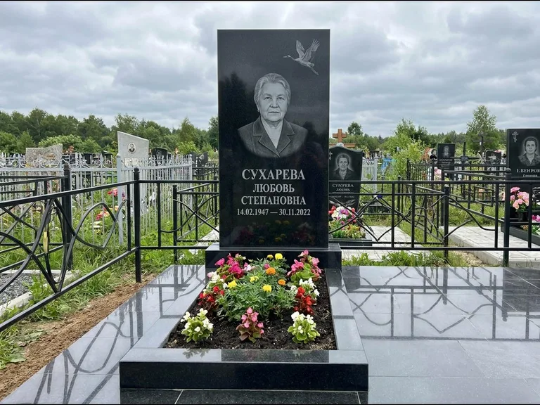 Памятник с гравировкой журавлей — гравировка одиночного летящего журавля над портретом, работа «Сухарева» в Ростове-на-Дону