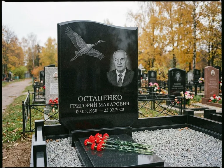 Памятник с гравировкой журавлей — гравировка журавлей, работа «Остапенко» в Ростове-на-Дону