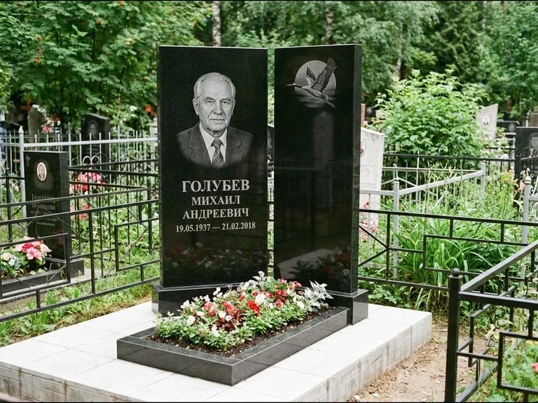 Памятник с гравировкой журавлей — гравировка клина журавлей на фоне солнечного диска, работа «Голубев» в Ростове-на-Дону