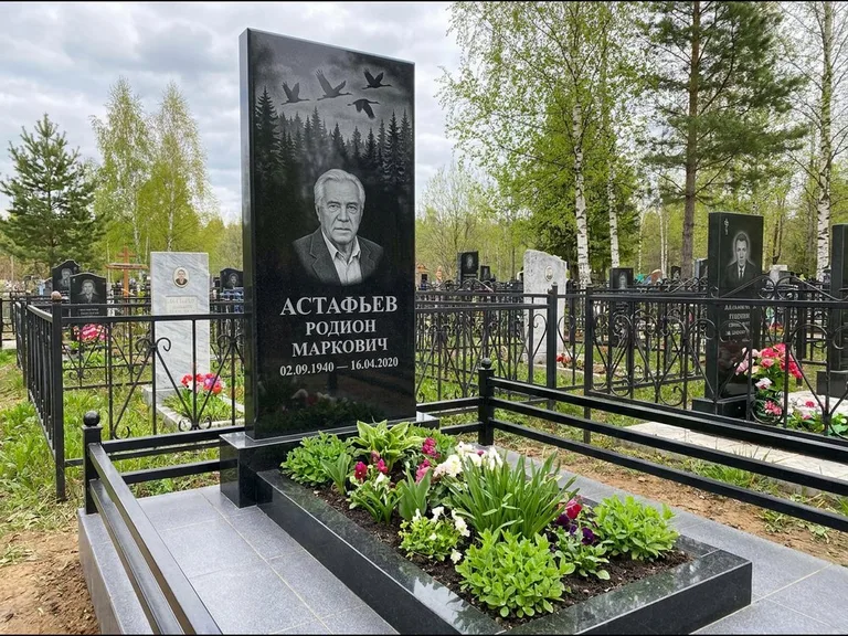 Памятник с гравировкой журавлей — гравировка силуэтов журавлей над еловым лесом, работа «Астафьев» в Ростове-на-Дону