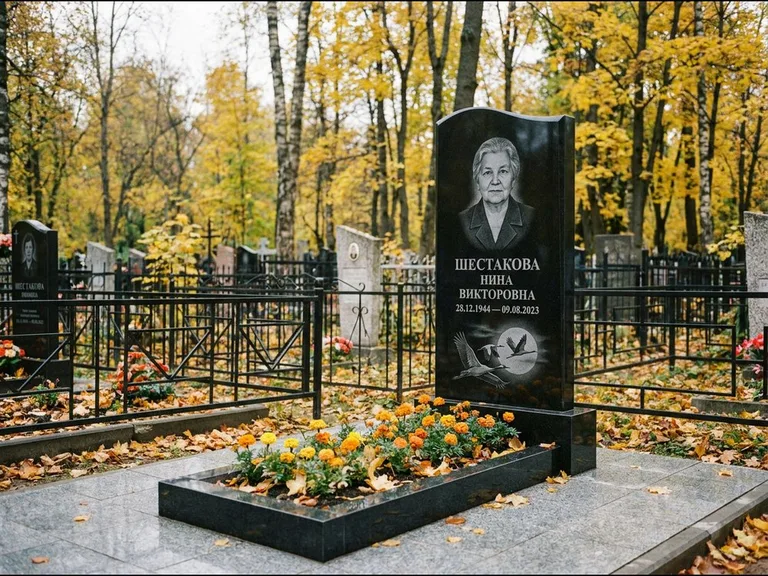 Памятник с гравировкой журавлей — гравировка клина журавлей на фоне солнечного диска, работа «Шестакова» в Ростове-на-Дону