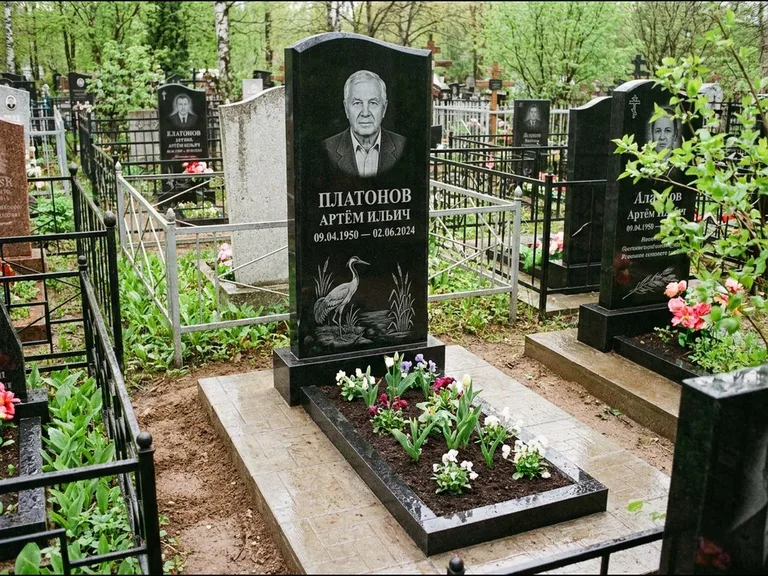 Памятник с гравировкой журавлей — гравировка журавля у камышей рядом с эпитафией, работа «Платонов» в Ростове-на-Дону