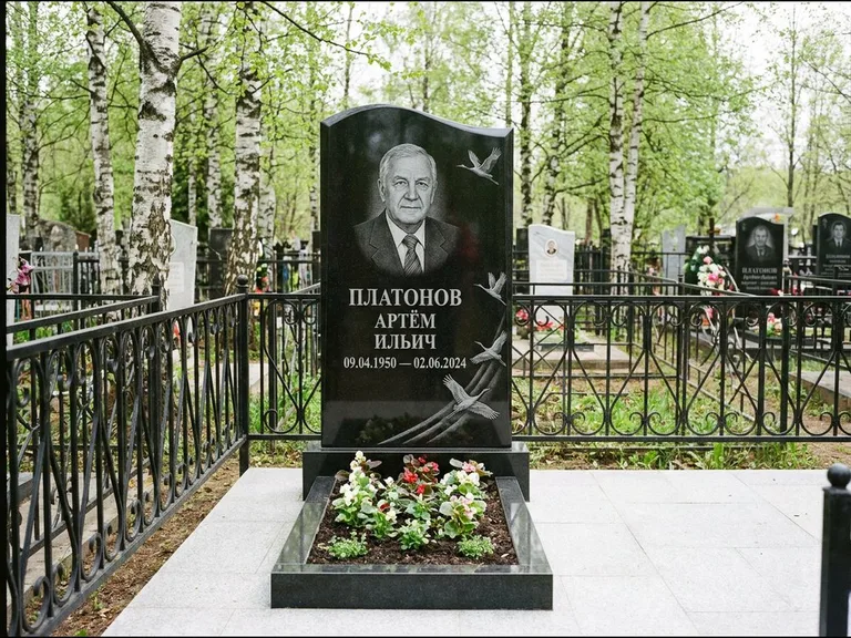 Памятник с гравировкой журавлей — гравировка трёх журавлей по диагонали через свободное поле с, работа «Платонов» в Ростове-на-Дону