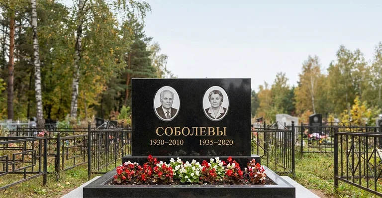 Памятник с оградой, Памятники мастерской «Мастер Каменев» на кладбищах Ростова-на-Дону