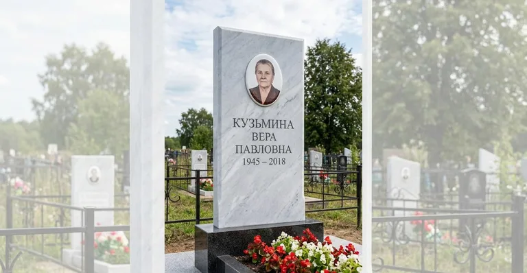 Гранитный памятник с портретом, Памятники мастерской «Мастер Каменев» на кладбищах Ростова-на-Дону