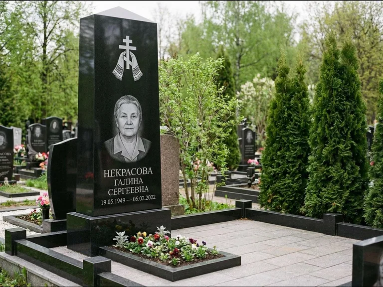 Памятник из чёрного гранита — стела-пилон с ажурным резным крестом, работа «Ерофеева» в Ростове-на-Дону