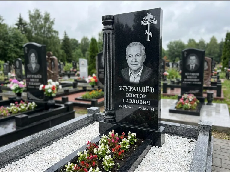 Памятник из чёрного гранита — семейный мемориал из двух стел с крестом с рушником, работа «Гущин» в Ростове-на-Дону