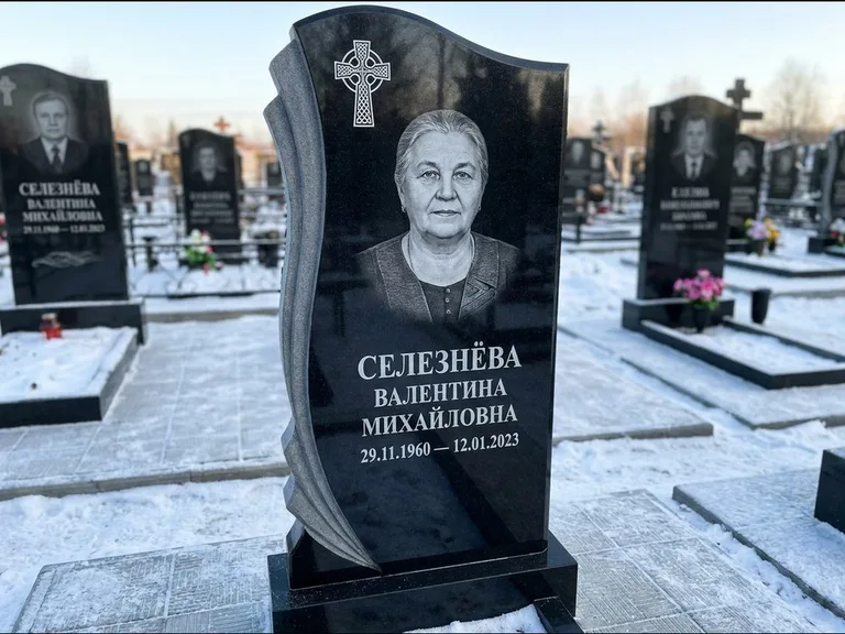 Памятник из чёрного гранита — восьмигранный обелиск с кельтским крестом, работа «Некрасова» в Ростове-на-Дону