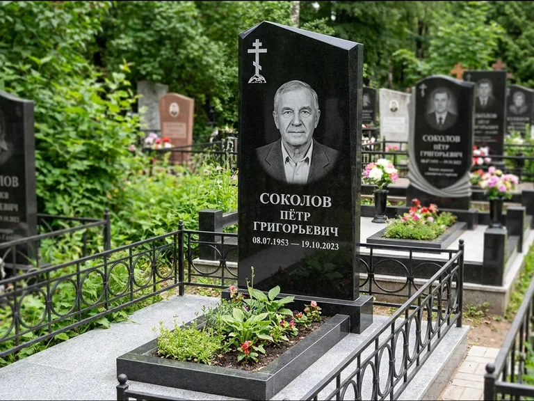 Памятник из чёрного гранита — полукруглая стела с крестом на Голгофе, работа «Журавлёв» в Ростове-на-Дону