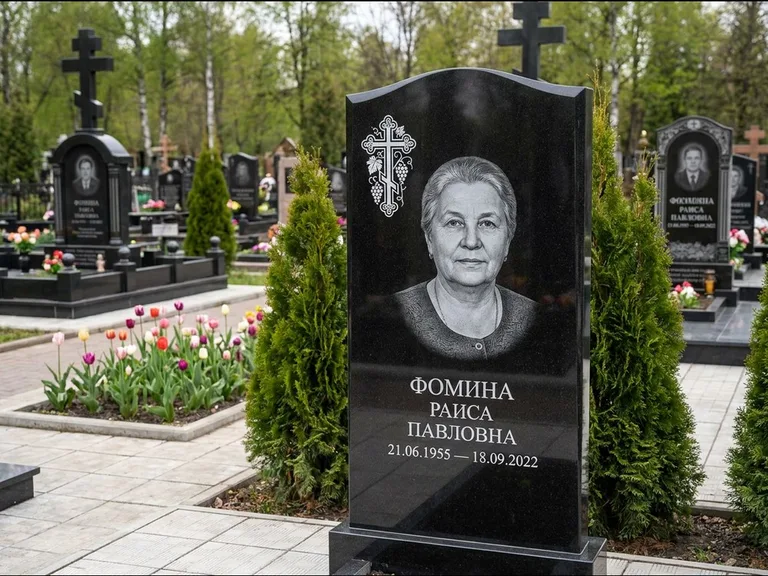 Памятник из чёрного гранита — двухцветная стела с крестом с распятием, работа «Одинцова» в Ростове-на-Дону