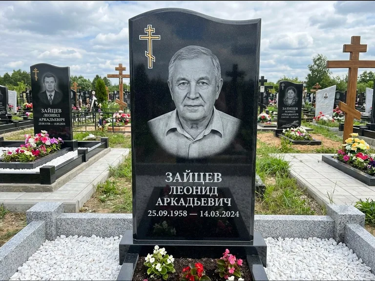 Памятник из чёрного гранита — горизонтальная семейная стела с аркой с процветшим крестом с виноградной лозой, работа «Верещагин» в Ростове-на-Дону