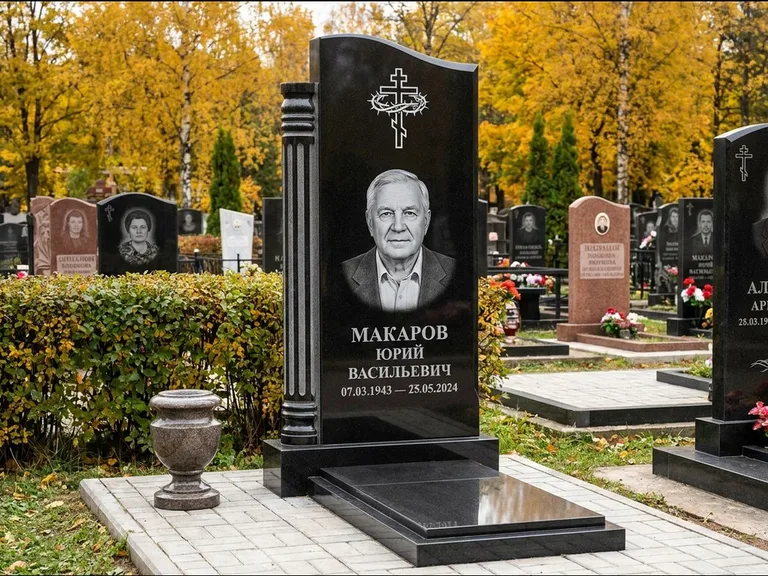 Памятник из чёрного гранита — асимметричная стела с крестом с рушником, работа «Панкратов» в Ростове-на-Дону