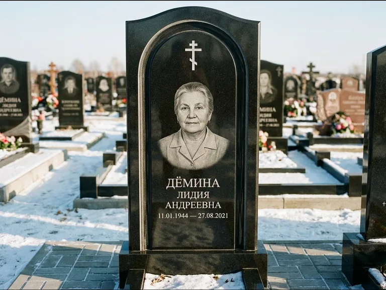 Памятник из чёрного гранита — стела-триптих с крестом с терновым венцом, работа «Ерофеева» в Ростове-на-Дону