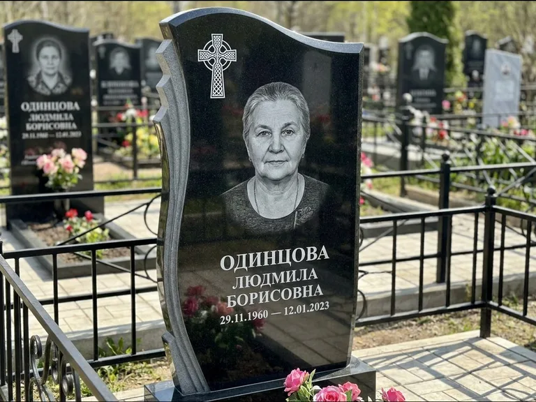 Памятник из чёрного гранита — стела с портретным овалом с кельтским крестом, работа «Савельева» в Ростове-на-Дону
