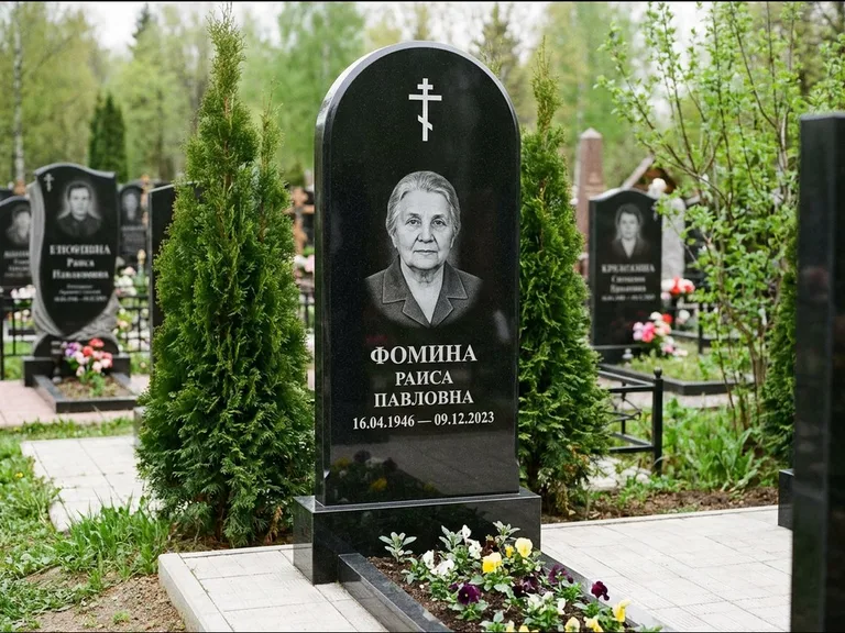 Памятник из чёрного гранита — вертикальная стела с латинским крестом, работа «Некрасова» в Ростове-на-Дону