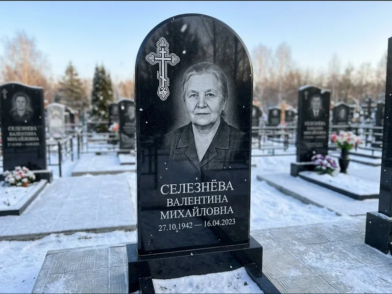 Памятник из чёрного гранита — массивная стела с крестом в лучах с крестом в лучах, работа «Одинцова» в Ростове-на-Дону