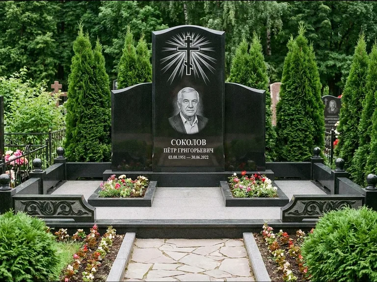 Памятник из чёрного гранита — низкая стела с крестом сбоку с золочёным крестом, работа «Верещагин» в Ростове-на-Дону