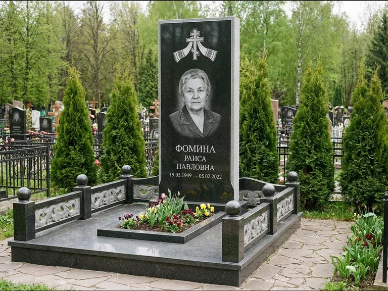 Памятник из чёрного гранита — семейный мемориал с ажурным резным крестом, работа «Мельникова» в Ростове-на-Дону