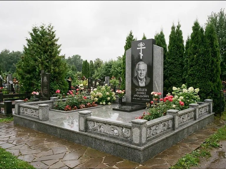 Памятник из чёрного гранита — стела с двумя портретами с крестом с рушником, работа «Богданов» в Ростове-на-Дону