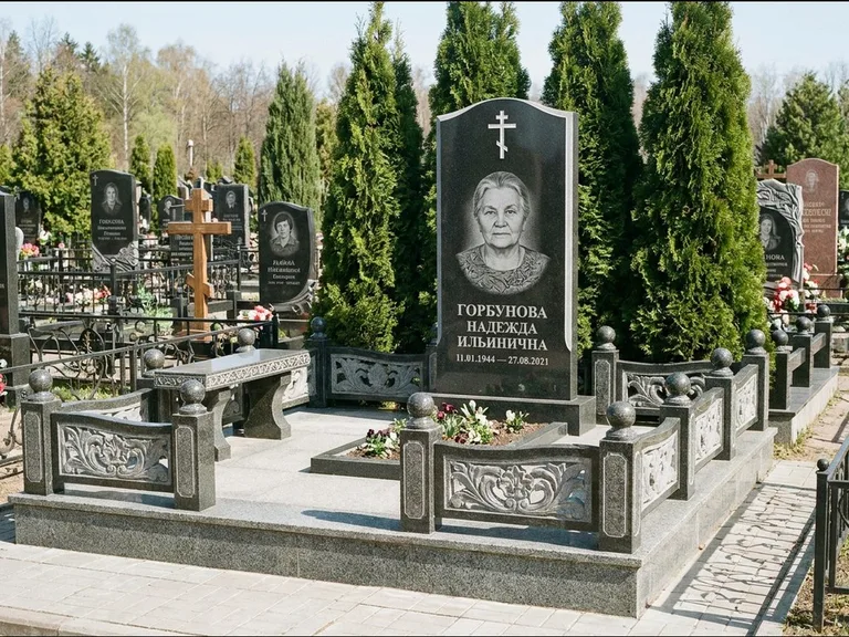 Памятник из чёрного гранита — стела с золочёным крестом с крестом с терновым венцом, работа «Селезнёва» в Ростове-на-Дону