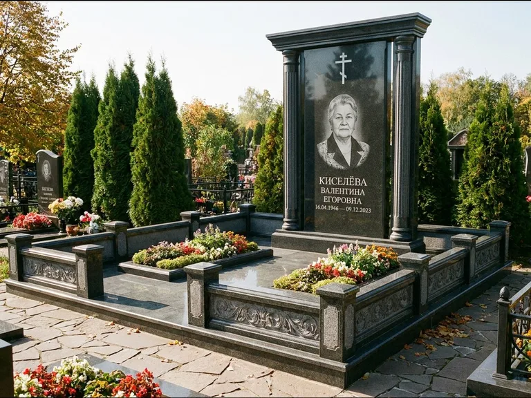 Памятник из чёрного гранита — стела с кельтским крестом с латинским крестом, работа «Ерофеева» в Ростове-на-Дону