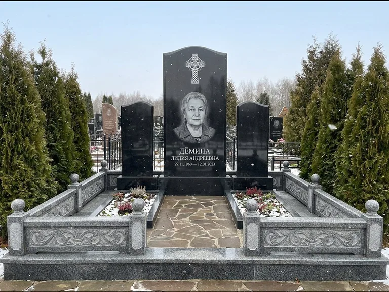 Памятник из чёрного гранита — стела с крестом и ветвью с кельтским крестом, работа «Лаврентьева» в Ростове-на-Дону