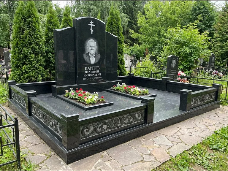 Памятник из чёрного гранита — двойная семейная стела с крестом на Голгофе, работа «Тихонов» в Ростове-на-Дону