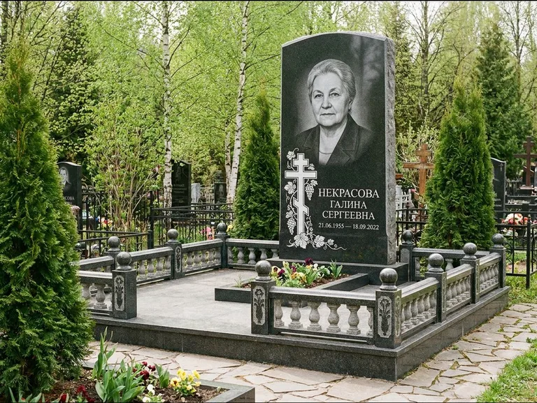 Памятник из чёрного гранита — стела с крестом и книгой с крестом с распятием, работа «Савельева» в Ростове-на-Дону