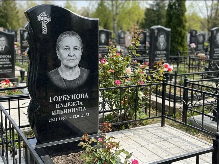 Памятник из чёрного гранита — высокий обелиск с кельтским крестом, работа «Одинцова» в Ростове-на-Дону