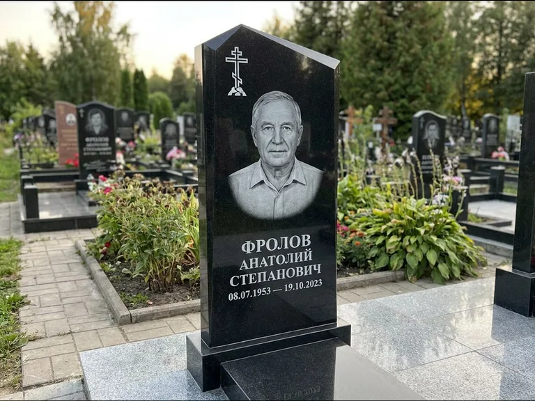 Памятник из чёрного гранита — стела со столиком и скамьёй с крестом на Голгофе, работа «Верещагин» в Ростове-на-Дону