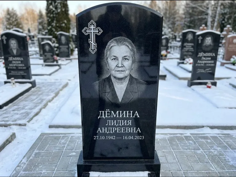 Памятник из чёрного гранита — стела домиком с крестом в лучах, работа «Селезнёва» в Ростове-на-Дону