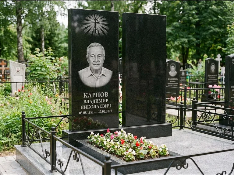 Памятник из чёрного гранита — ступенчатая стела с золочёным крестом, работа «Панкратов» в Ростове-на-Дону