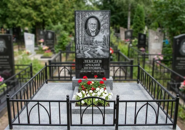 Памятник с гравировкой берёзовой рощи, портретом и надписью в Ростове-на-Дону