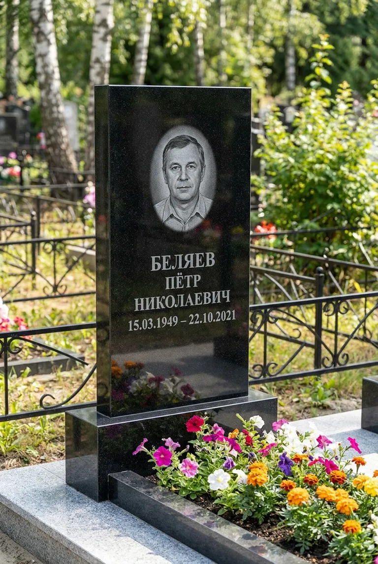 Вертикальный чёрный гранитный памятник под ключ с цветником в Ростове-на-Дону