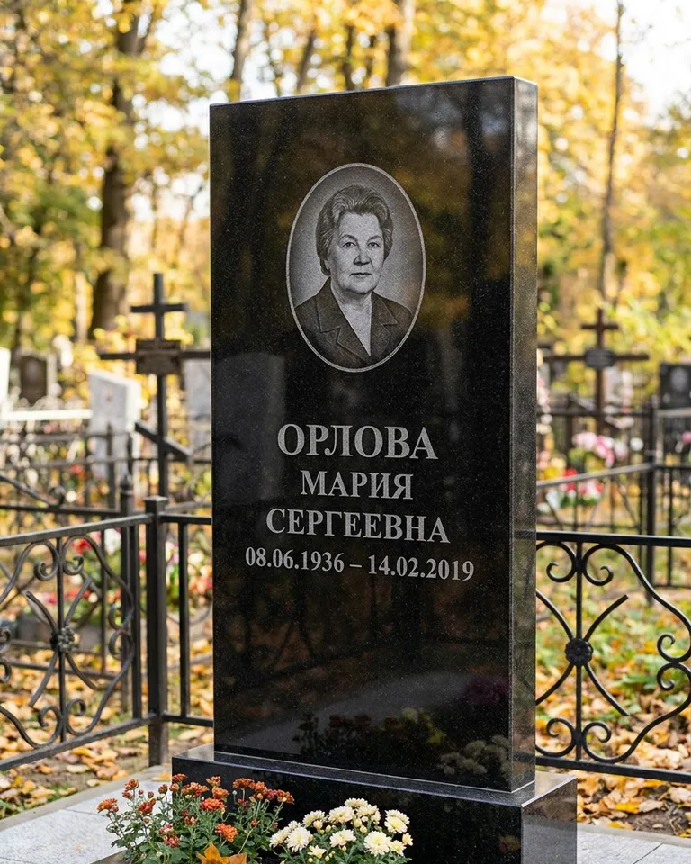 Вертикальный серый гранитный памятник под ключ, осень в Ростове-на-Дону