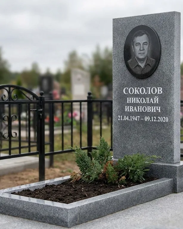 Чёрный памятник под ключ на гранитном цоколе в Ростове-на-Дону