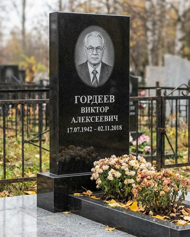 Памятник под ключ с гранитным цоколем и плиткой в Ростове-на-Дону
