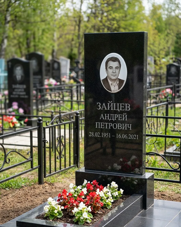 Памятник под ключ с гранитной вазой и цветами в Ростове-на-Дону
