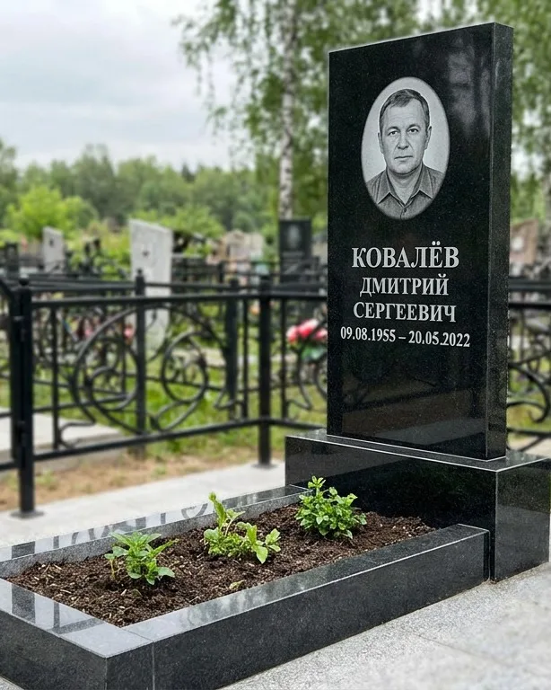 Горизонтальный серый памятник под ключ, осень в Ростове-на-Дону