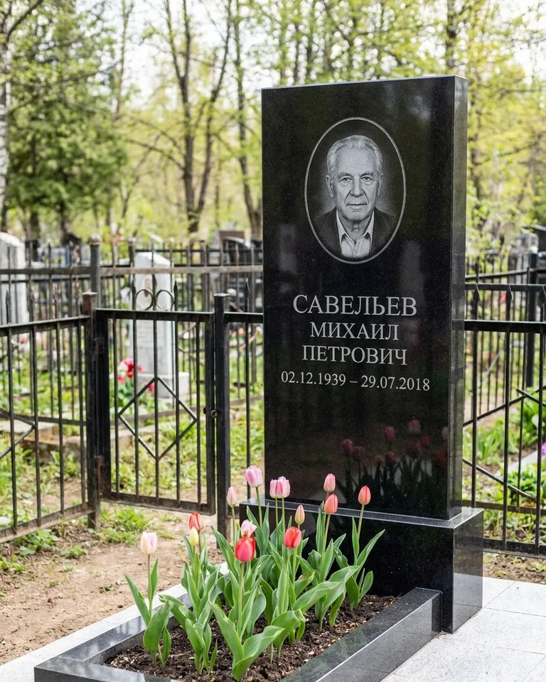 Горизонтальный памятник под ключ на гранитном основании в Ростове-на-Дону