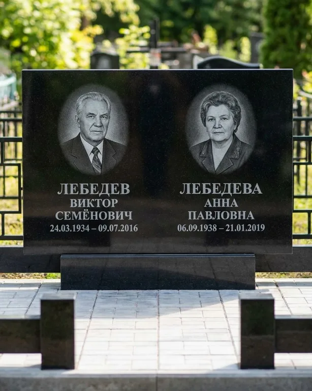 Памятник под ключ из красного гранита в Ростове-на-Дону