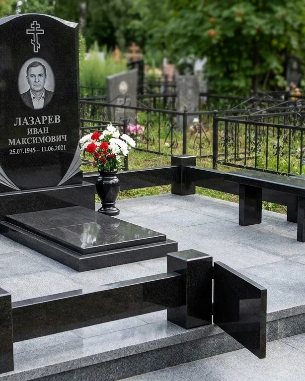 Памятник под ключ зимой с венком в Ростове-на-Дону