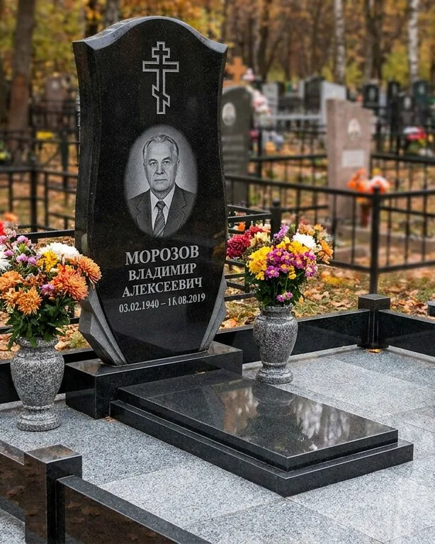 Памятник под ключ со скамьёй и мощением в Ростове-на-Дону