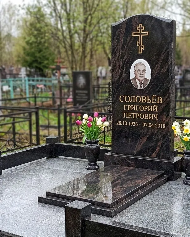 Памятник под ключ с гранитным цоколем и вазой, осень в Ростове-на-Дону