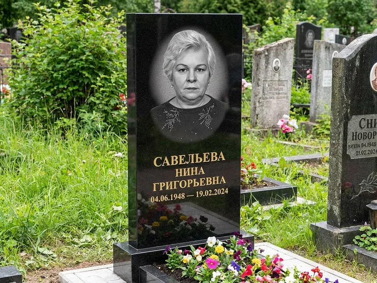 Портрет на памятнике в Ростове-на-Дону — Паспортное фото восстановили и награвировали на чёрной стеле